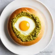 Parmesan Pesto Egg in a Bagel Desayuno R&aacute;pido y Delicioso