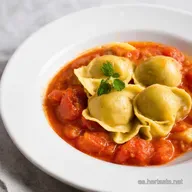 Tortellinis Cremosos Receta F&aacute;cil con Tomate y Albahaca